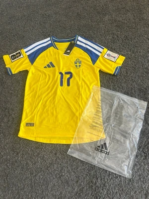 Sverige fotbollströja 2026 "17" - 🇸🇪 Sverige matchtröja #17 – Strl S – Player Edition inspirerad  Säljer en Sverige-inspirerad player edition tröja i storlek S. Ej officiell/original produkt.  ✔️ Storlek S ✔️ Helt ny med tags ✔️ Kommer med påse ✔️ Snygg player edition-passform  Perfekt för träning, fotboll eller samling ⚽️💛💙  Skickas snabbt inom 24 timmar                                                Hör gärna av er angåendw frågor!
