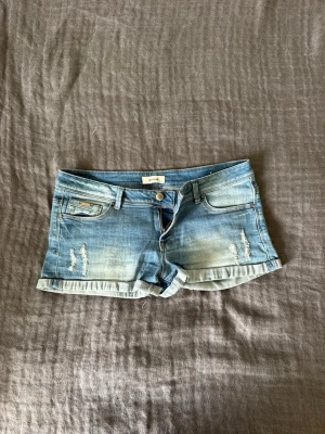 Blå jeansshorts från Pimkie - Snygga lågmidjade jeansshorts från Pimkie i skönt material! 