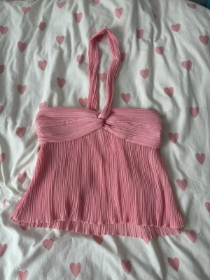  rosa halterneck topp - Säljer en vacker rosa halterneck sommartopp. Storlek M. Köpt från Vinted, och storleksetiketten klipptes, så osäker på märket. Märket kan vara Shein, Nelly, Ginatricot etc. 🤍