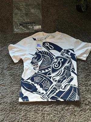 Vit Burberry t-shirt med blått tryck - Helt oanvänd! Bomull