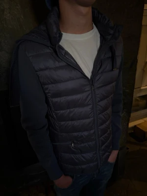 Massimo Dutti cardigan  - Säljer en snygg cardigan från Massimo dutti i ljusblå färg. Bra skick och en snygg cardigan till sommaren. Storlek: M, modellen är lite liten i storleken. Hör av dig vid funderingar 