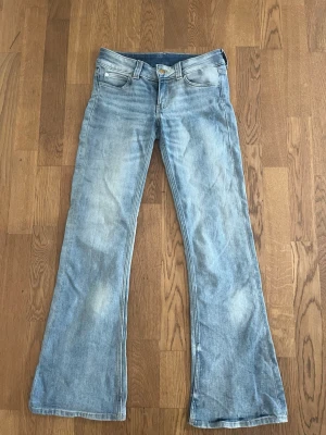 Ljusblå bootcut jeans från Cheap Monday - Säljer ett par ljusblå bootcut jeans från Cheap Monday. Säljer på grund av att de blivit för små men de är i ganska bra skick.