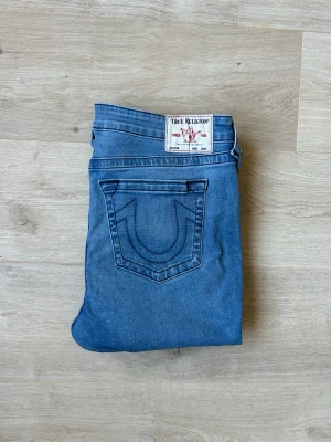 Blåa Skinny True Religion Halle Storlek W33 - Fina True Religion Jeans i blå färg. Jeansen är i mycket bra skick och sparsamt använda. |  Äkta som allt annat jag säljer! ✅ |  Storlek: W33 | Skick: Mycket bra skick - blivit lagade. ) | Färg: Blå | Märke: True Religion | Modell: Jeans |  Hör gärna av dig vid frågor så svarar jag så fort jag kan! 😁|  (Sku - 41)