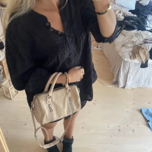 Fin blus - (LÅNAD BILD AV TJEJEN JAG KÖPTE TRÖJAN AV)Säljer denna fina blus som tyvärr inte kommer till användning. Den är i linne och i fint skick. Köptes här på plick men har använt den sjölv ungefär 2 gånger🥰