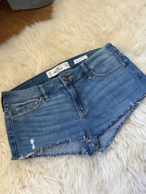 Hollister jeansshorts  - Snygga blå jeansshorts från Hollister! Storlek W28💗