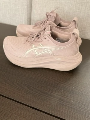 Löparskor Asics Gel-Nimbus 27✨strl 39 - Säljer ett par helt otroliga löparskor från Asics. Storlek 39. Säljes på grund av att jag råka köpa för stor storlek. Ord.pris 1599:-