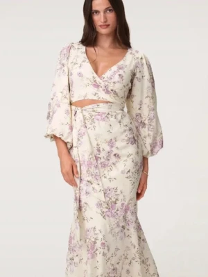 Adoore Toscana Maxi Dress - Såå fin Adoore klänning som tyvärr är för liten för mig 🥹 Helt ny med lapparna kvar. Den är i färgen Vanilla Yellow som inte finns att köpa mer i denna modell. Storlek 34. Går att knyta på olika sätt med omlottbanden ✨🌸 
