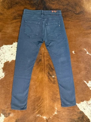 Dondup byxor - Tjena! Säljer dessa riktigt snygga dondup byxorna: Fint skick med slim passform: Nypris-2500kr: Storlek-31: Hör av dig vid funderingar!🙌  Jag har personligen ingen erfarenhet utav dondup och fick med dessa i en beställning utav ett par nudie: kan därmed inte garantera äkthet då jag inte vet hur ett par äkta ska se ut😄