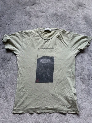 T-shirt från Stone Island - Bra kvalité men två små hål på arm och rygg
