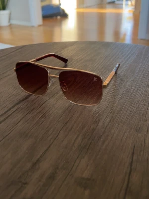 Solglasögon  - Väldigt eleganta, perfekt för sommaren, speciellt på stranden 🏖️ ☀️                                          🚨Väldigt högt kvalitet 🚨