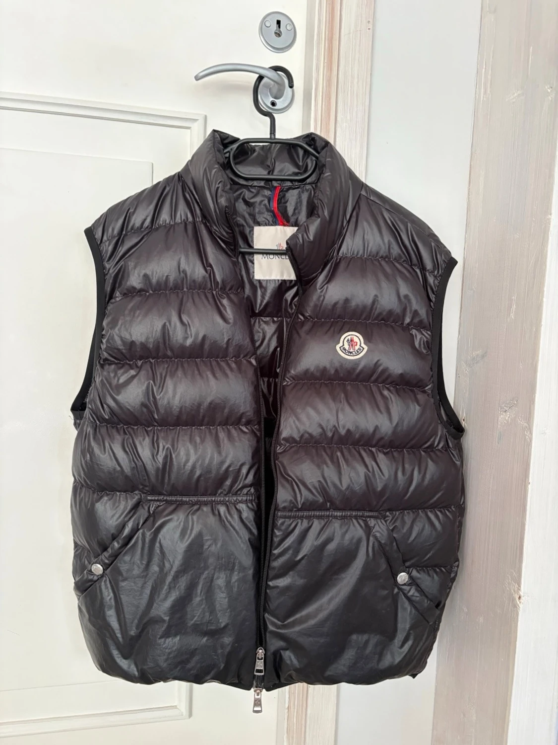 Svart dunväst från Moncler