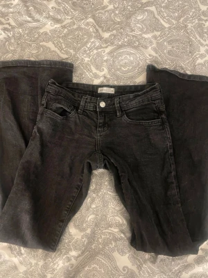 Svarta bootcut jeans från Perfect Jeans - Säljer ett par svarta bootcut jeans från Gina tricot säljer pågrund av att jag köpte fel storlek 