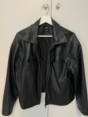 Svart skinnjacka  - Svart skinnjacka, storlek L men sitter som en M