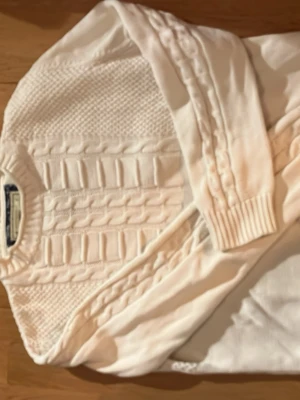 Morris stickad tröja - Säljer nu en riktigt fin, vit stickad tröja från Morris. Tröjan är i storlek L. Tröjan är i  riktigt fint skick och har inga defekter. Hör gärna av dig vid fler frågor!😁