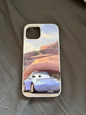 Mobilskal med Cars-motiv - Snyggt mobilskal med motiv från filmen Bilar, använt fåtal gånger. Perfekt för dig som gillar Disney filmer. Till iPhone 13.