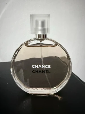 Chanel Chance Eau Tendre parfym 100ml - Chanel Chance Eau Tendre är en elegant parfym i en rund, transparent glasflaska med ljusrosa toner och frostad kvadratisk kork. Flaskan har stilren design med tydlig logotyp och metallisk bottenplatta. Perfekt för dig som gillar lyxiga dofter.