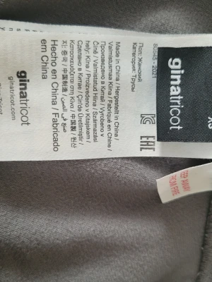 Grå mjukisbyxor från Gina Tricot - Mysiga grå mjukisbyxor från Gina Tricot i ett lent och mjukt material. Byxorna har raka ben och en avslappnad passform, perfekta för chill dagar hemma eller när du vill vara bekväm. Tillverkade i Kina.