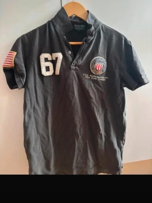 67 Ralph lauren pike - En riktigt snygg Ralph lauren piké med det roliga numret 67! 