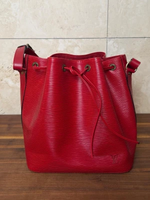 Louis Vuitton Noe  - Lv Noe, epi läder nypris 32.500kr pris 5590kr. Super fint skick som ny.