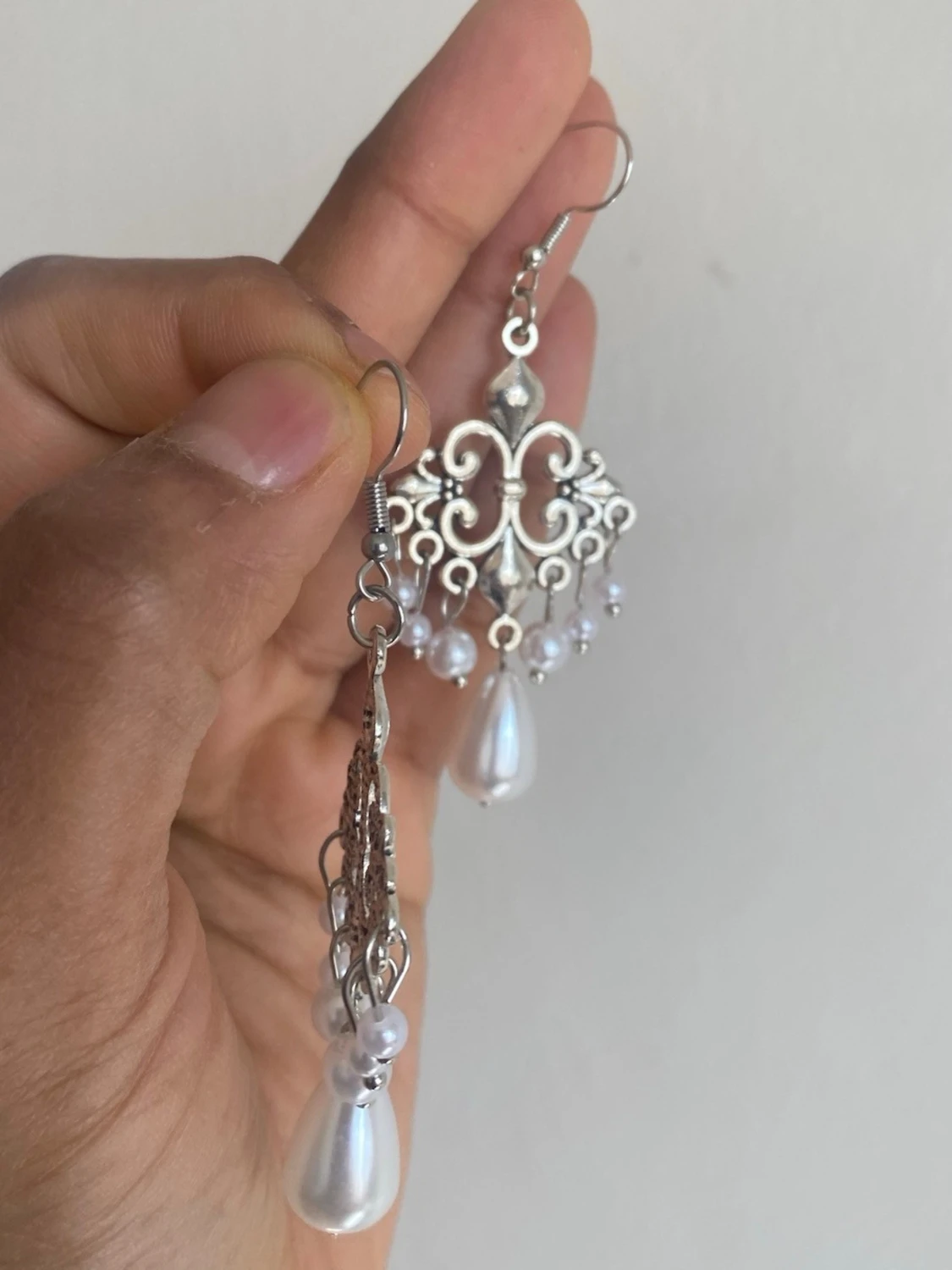 Silvrig färgat örhängen med pärlor - 1