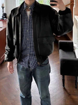 Cropped skinjacka - Säljer min skinnjacka från Nike collab med rock-it cargo. Jag impulsköpte denna second hand för typ ett halvår sen. Den säljs pga att jag alldrig använder den egentligen. Jacken e storlek L men eftersom att den e cropped så passar den mig som e S/M. Enda defekten är dragkedjan som e lite seg ibland men inte något stort problem egentligen då den ser bäst ut öppen enligt mig. Skriv vid minsta lilla fundering