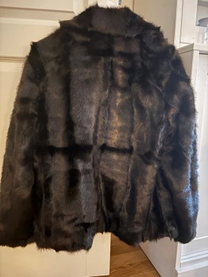 Pälsjacka  - Pälsjacka i storlek M. Köpt på H&M, aldrig använd