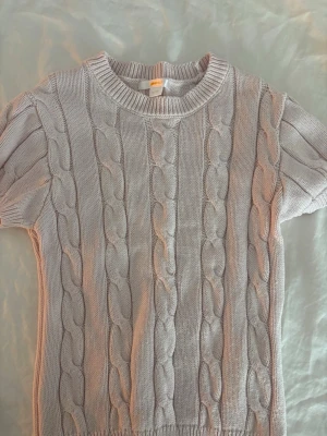ljusrosa tröja - Supersöt ljusrosa stickad tröja med korta ärmar och klassiskt kabelstickat mönster. perfekt för något extra i garderoben, passar mig som har XS egentligen 