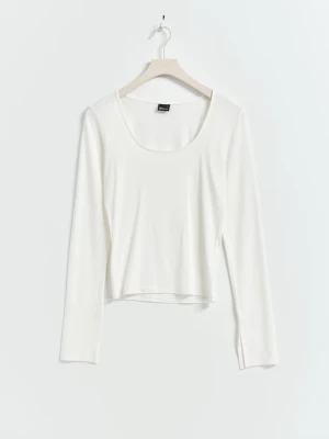 Vit långärmad tröja - Jag säljer en vit urringad tröja från Gina Tricot. Den är använd några gånger men är i ett bra skick. Den är i storlek XS. Nypriset är 200 kr, jag säljer min för 100 kr. Skriv privat till mig för tydligare bilder eller om ni har några frågor❣️