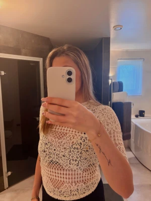 Vit spetsblus med korta ärmar - Säljer en vit blus med vackert spetsmönster och korta ärmar. 🤍