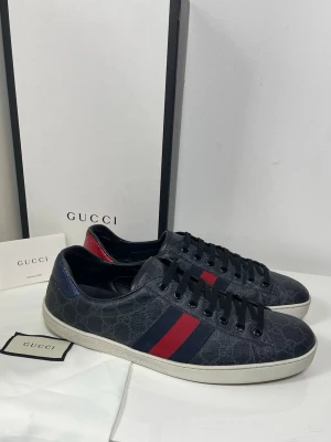 Gucci ace skor  - Säljer nu dessa Gucci ace skor i uk 10 som motsvarar storlek 44, skriv för fler bilder/frågor🙌🏼