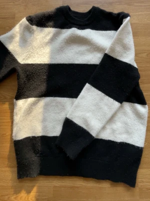 Svartvit randig stickad tröja - Randig stickad tröja storlek M från H&M🥹bara används två gånger 