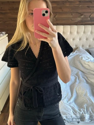 Svart omlottblus från & Other Stories - Svart omlottblus från & Other Stories i storlek XS. 