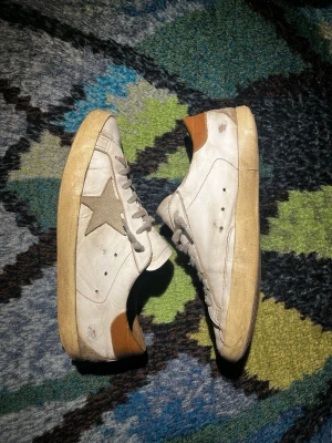 Golden goose  - Feta golden goose skor! Det är ett bra tecken på användning💪🏽 och man kan se att inuti sulan så har jag fixat den! Det är helt okej kvalitet så säljer dem därför billigare🔥de är självklart äkta!