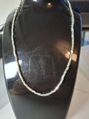 Silvrigt halsband med fyrkantiga pärlor - Överge samlingen, utförsäljning till låga priser