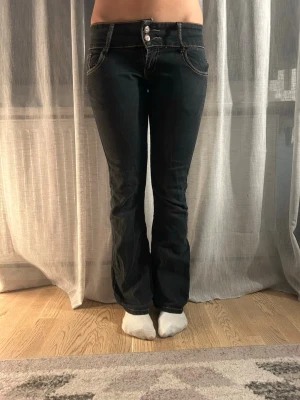 Bootcut svarta jeans med kontrastsömmar - Säljer dessa jeans då de aldrig kommer till använding och eftersom att de är för korta för mig, supersköna och lågmidjade bootcut byxor. Vet dock inte var de är ifrån då de inte finns lapp. 