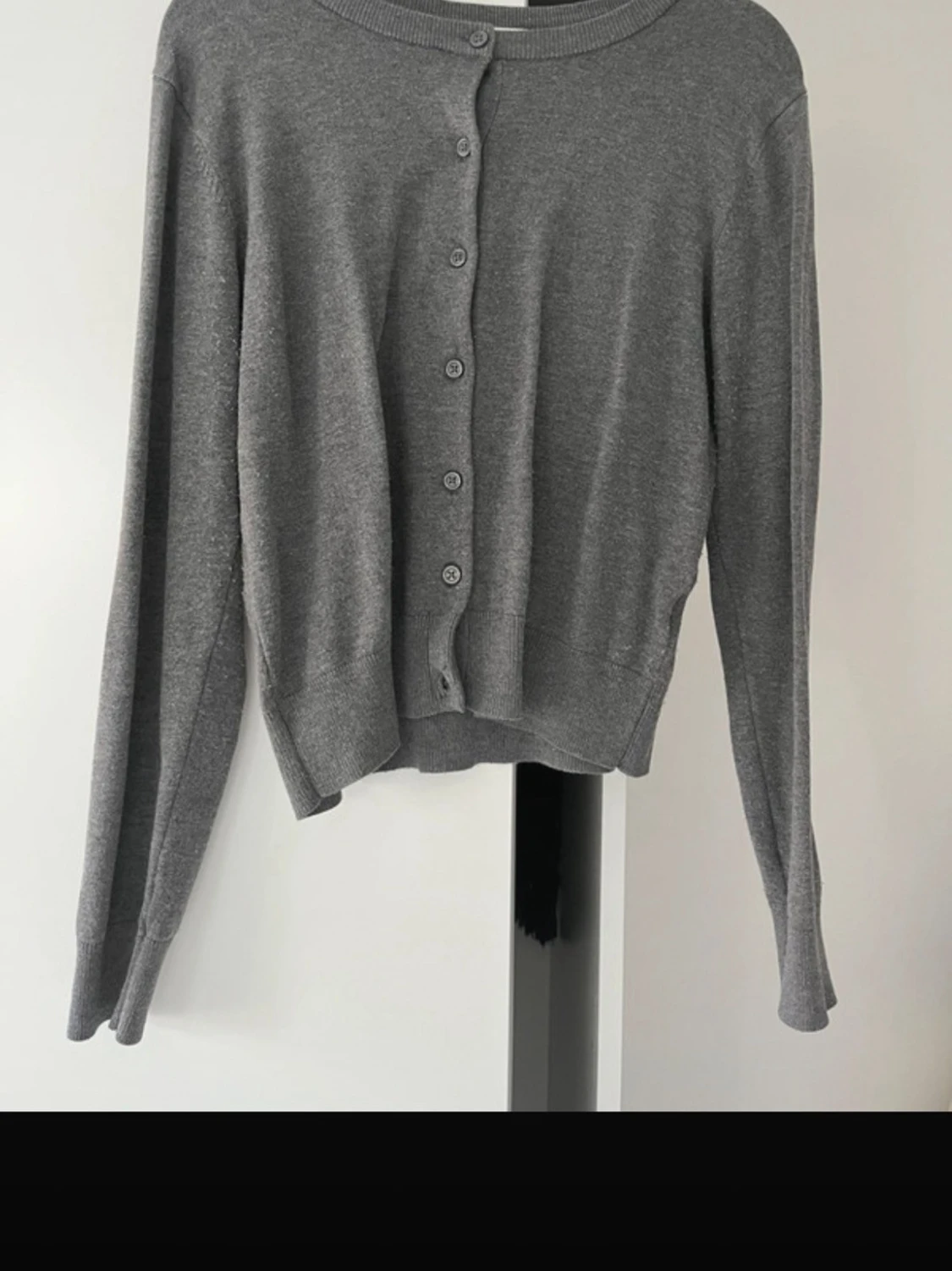 Grå basic kofta med knappar