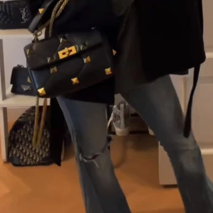 Svart axelväska med nitar från Valentino - (Första bilden lånad) men går att byta till kedja ifall man vill då bandet är avtagbart. Jättesnygg svart axelväska från Valentino med guldnitar och quiltad design. Köpt på Vestiaire collective där allt äktighets kollas, perfekt för att ge en outfit det lilla extra💓Dustbag osv ingår självklart! Köpt för 14000 säljer för 7000