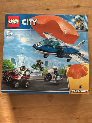 LEGO City Parachute Chase  - LEGO City set 60208 Parachute Chase med flygplan, fallskärm, motorcykel och bil. Setet innehåller flera minifigurer och tillbehör för att återskapa en actionfylld polisjakt. Färgerna är blå, vit, orange och svart. Passar för barn från 5 år.