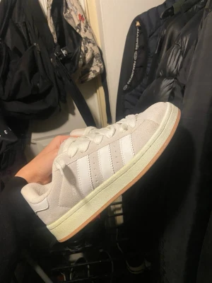 Vita Adidas sneakers med gummisula - Säljer mina Adidas Campus då jag har för mycket skor och vill rensa lite. Använda max 3 gånger, väldigt sparsamt använda.  ✅ Jättebra skick ✅ Som nya Hör av dig vid frågor 💌