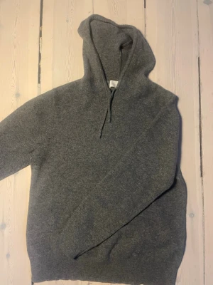Mörkgrå Kashmir hoodie  - Mörkgrå Kashmir hoodie från sayless. Skicket är 9/10 och jag säljer hoodien då den är för liten. Storleken är M men tröjan kan sitta lite mindre. Nypris 899kr, mitt pris 499kr