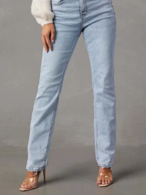 Ljusblå raka 501 jeans från Levi's - Säljer ett par klassiska ljusblå jeans 501 från Levi's med rak passform och hög midja, som tyvärr inte kommer till användning längre då dem har blivit för små för mig. Jeansen har fem fickor, knappgylf och är tillverkade i slitstark denim. Perfekta till sneakers eller klackar för en avslappnad look.