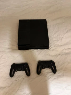 PlayStation 4 med två handkontroller - Säljer en svart PlayStation 4 från Sony tillsammans med två matchande DualShock 4-handkontroller. Konsolen har en stilren, rektangulär design i plast och klassisk Play ...-look. Perfekt för gamingkvällar med vänner congrats. Har använt den i 3 år funkar bra kan tillomed också sicka video som bevis.