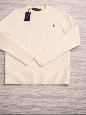 Vit Polo Ralph Lauren tröja  - Säljer en Vit Polo Ralph Lauren tröja i storlek S för 599 kan gå ner i pris på snabbköp 