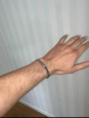 Stilrent metallarmband - Snyggt och minimalistiskt armband i silverfärgad metall. Armbandet har en stilren, öppen design och passar perfekt för dig som gillar enkel och modern stil. Perfekt accessoar för att lyfta din outfit.