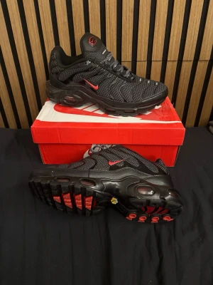 Nike tn - Säljer dessa pga av att jag ej använder de, Jag köpte de mest för samling. De är aldrig använda säljer de billigt. De kostad Ca 3400kr nypris jag säljer dem för 1800kr. De är i storlek 43
