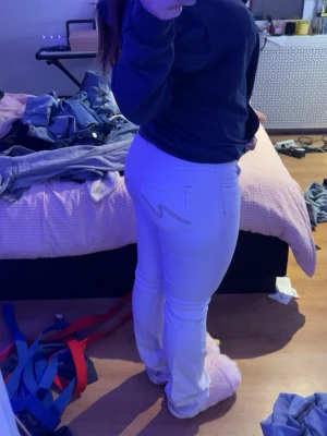 Vita jeansbyxor från NLY - Säljer ett par vita jeansbyxor från NLY med klassisk femficksdesign och är bootcut. Byxorna har låg midja och stängs med dragkedja och knapp. Perfekta för en fräsch och stilren look. Det är bra skick och jag säljer dem eftersom de inte används längre