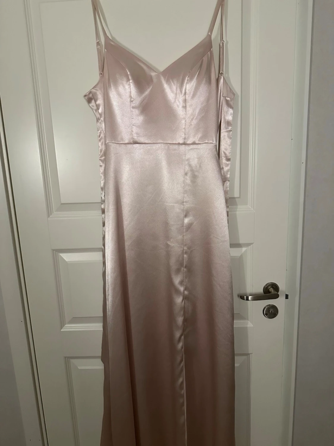 Ljusrosa långklänning med öppen rygg - 3