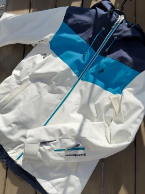 Skidjacka Peak performance  - Nyskick. Inga fläckar, slitningar eller parfymdoft. Storlek M 