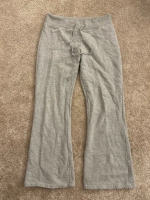 Brandy melville mjukisbyxor  - Grå mjukisbyxor från brandy melville, använda men i bra skick💕
