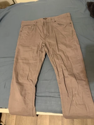 Beiga skinny fit jeans från H&M - Säljer ett par beiga skinny fit jeans från H&M i storlek 32. Jeansen har klassisk femficksdesign, smal passform och är tillverkade i ett mjukt bomullsmaterial med lite stretch för extra komfort. Perfekta för en clean och stilren look.